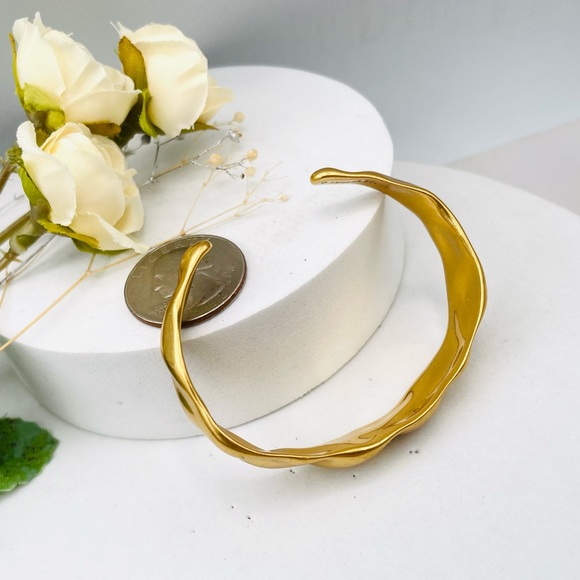 Kendra Scott Holland Cuff Bracelet In Vintage Gold - Picture 9 of 11